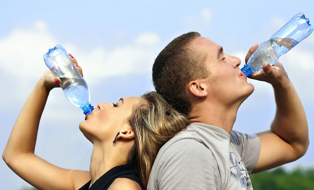 お水を飲む男女